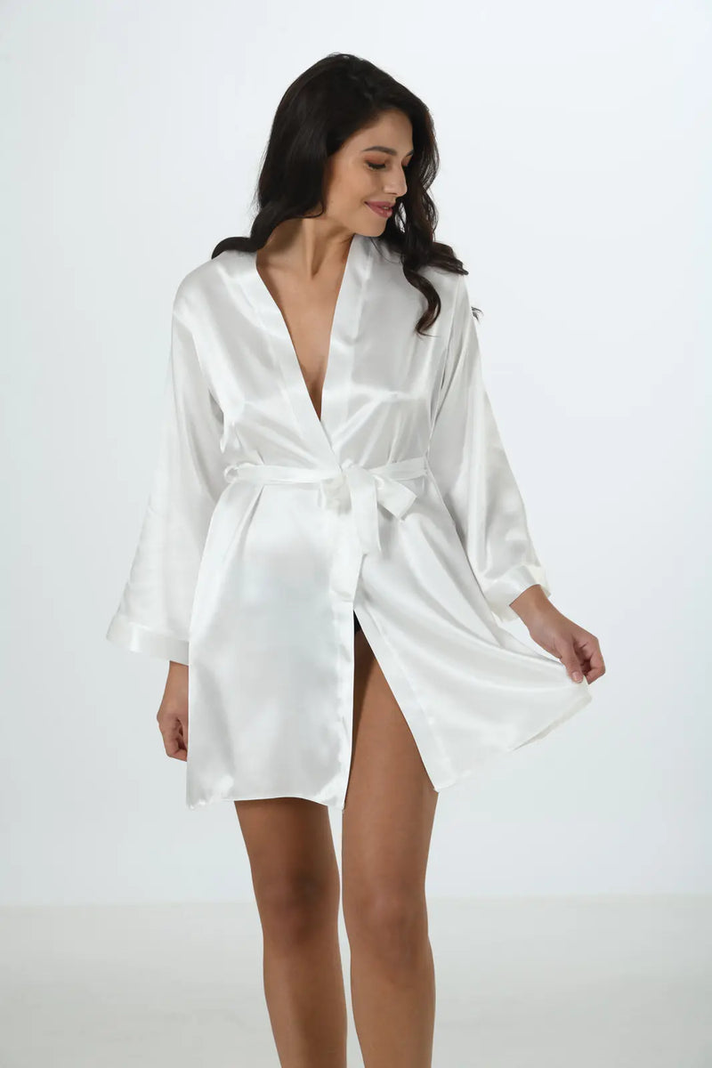 silks.ro halat mireasă satin, halat bride strass, halat nuntă alb satin, cadou mireasă halat, halat getting ready nuntă, halat mireasă personalizat, accesorii mireasă satin, halat bride inscripție, troussou mireasă halat alb