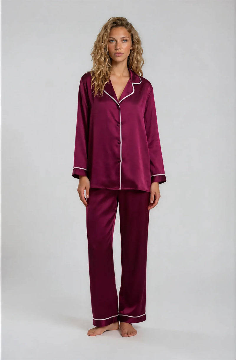 pijama lungă satin, pijama dama bordo satin, set pijama satin bordo, pijama elegantă femei lungă, pijama loungewear premium, cadou pijama femei lux, pijama satin bordo ivory, pijama mânecă lungă satin, pijama de iarnă satin, set pijama pantalon lung