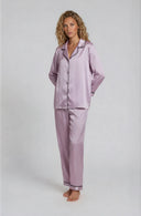 pijama lungă satin, pijama dama bordo satin, set pijama satin bordo, pijama elegantă femei lungă, pijama loungewear premium, cadou pijama femei lux, pijama satin bordo ivory, pijama mânecă lungă satin, pijama de iarnă satin, set pijama pantalon lung